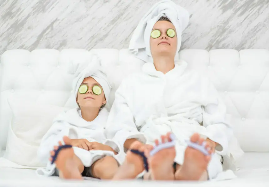 Anneler Günü İçin 10 Hediye Fikri: En Anlamlı Seçimler 6 Rahatlatıcı Masaj İçeren Bir Spa Günü